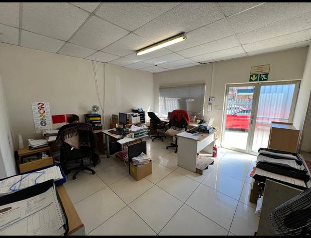 349M² WAREHOUSE TO LET IN LASER PARK